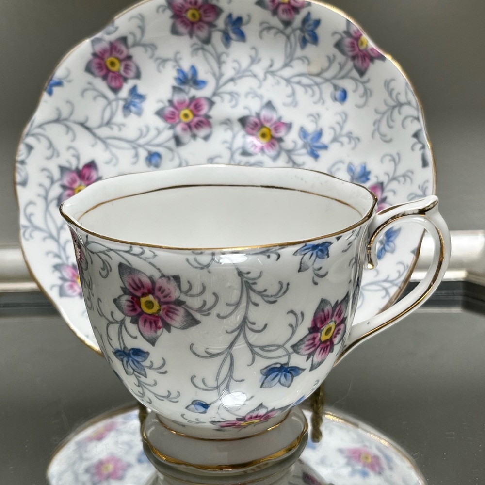 Royal Albert “Kendal Series” teacup and saucer bone china England 1940’s